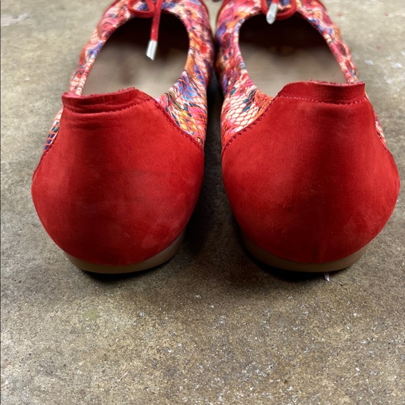 Sabrinas Red and Multicolor Floral Ballet Flats
Size: 38 (7.5-8) - Picture 4 of 7